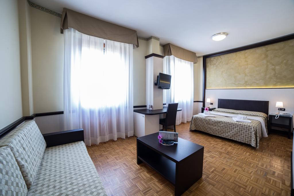 Hotel Astoria ฟีเดนซา ภายนอก รูปภาพ