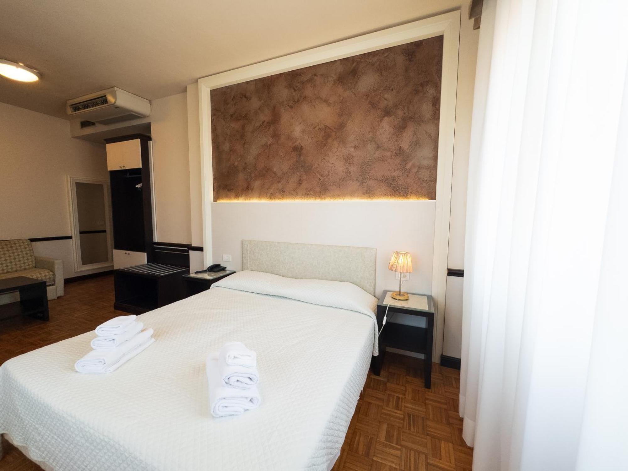 Hotel Astoria ฟีเดนซา ภายนอก รูปภาพ